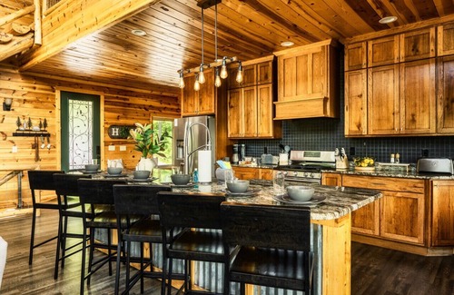 Gatlinburg - Pigeon Forge Cabin | YARD, Hot Tub, Game Room, Theater, VIEWS, Fire Pit - Judy Top Lodge