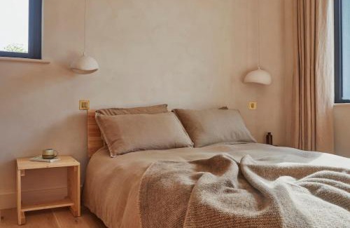 Ballycastle Apartment | Yarn - Milo Deluxe King Suite