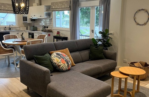 Dixons Creek Cottage | Yarra Fox Farm Farmstay in the heart of the Yarra Valley winery region.