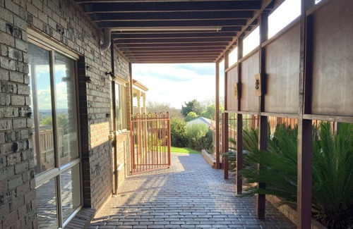 Berwick House | Yarra Residence, Berwick - Chic hillside guesthouse in a charming village