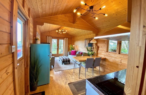 Newton Ferrers Cabin | Yealm Cabin is a self catering log cabin in Devon with Hot Tub, South Hams, UK.