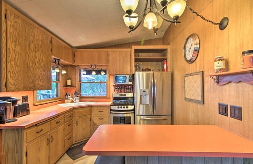 South Haven Cottage | Year-Round Waterfront Getaway: Lake Access + Dock!
