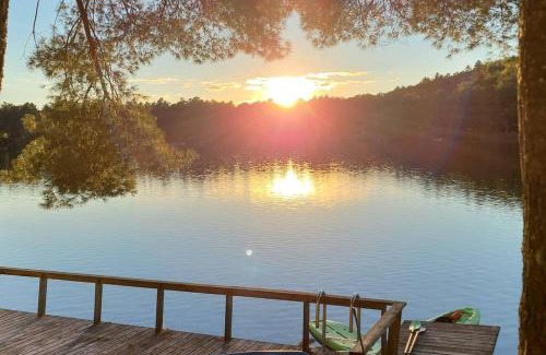 Val-des-Bois Ski Chalet | Year-round Waterfront Green Cottage On Vert Lake