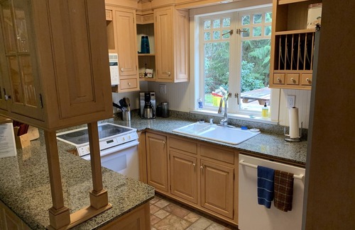 Shelton Cottage | Year round waterfront getaway on Puget Sound, 22 minutes to West Olympia. Children welcome. Pet friendly. Complimentary kayaks.