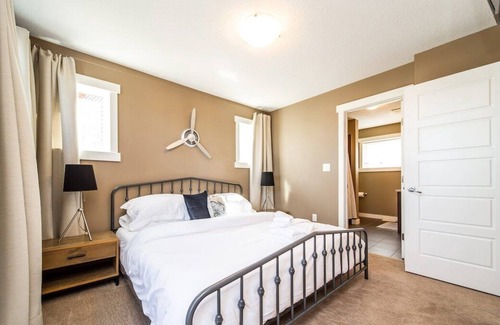Leduc House | YEG SkyLounge | 10min to Airport | King Bed | WiFi