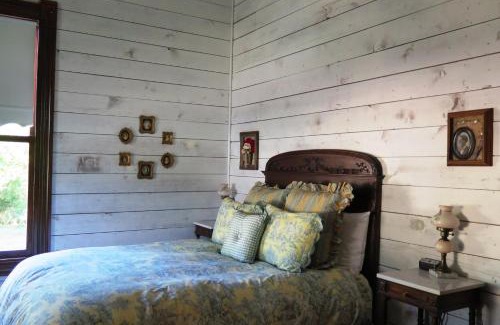 Salado Bed & Breakfast | Yellow House B&B