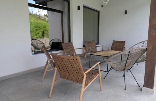 Comarnic Villa | Yellow House