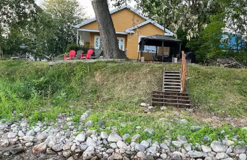 Fassett Cottage | ❤️Yellow lake house,4-bedrm cottage with indoor fireplace