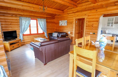 Castle Bytham Cottage | YEW LODGE, family friendly, with pool in Greetham, Rutland
