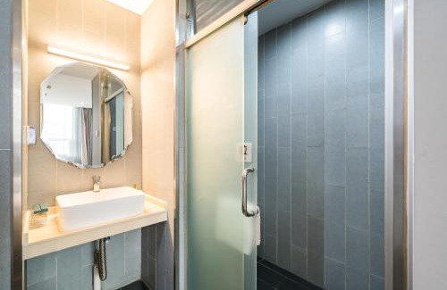Middle Chaoyang Hotel | Yihai Cultural Hotel Coffee, fruits, snacks, a gym and a laundry room are provided for free in the lobby