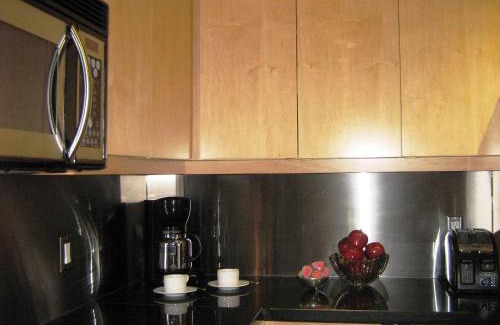 Downtown Toronto Hotel | Yonge Suites Furnished Apartments