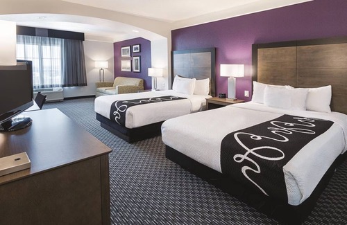 Arlington Hotel | Your Arlington Dream Stay: Cozy Comfort Near Six Flags & Stadium!