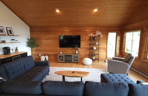 Beulah House | Your Fall Getaway awaits! Family friendly, Modern, Beautiful views of the lake.