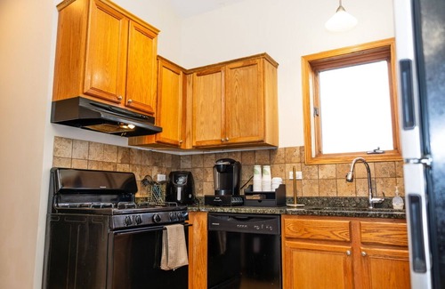 New City Apartment | Your Home Away from home -12 mins from Downtown