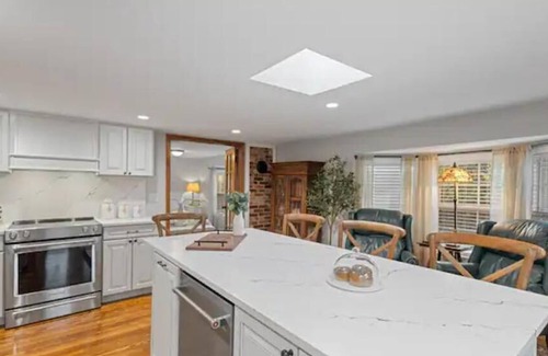Farmington House | Your home away from home in downtown, historic Farmington!
