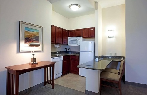 Highlands - Perkins Hotel | Your Home in Baton Rouge's Heart! Pet-friendly Suite w/Kitchen! Parking, Pool!