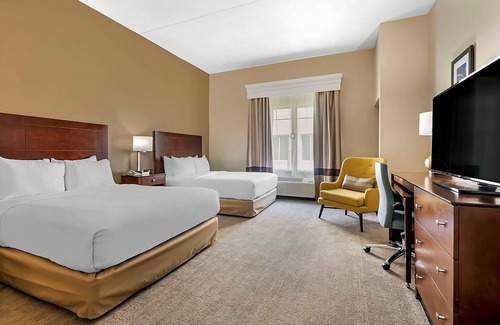 Florida Center Hotel | Your Orlando Adventure Starts Here! Pets Allowed and Outdoor Pool, Near SeaWorld