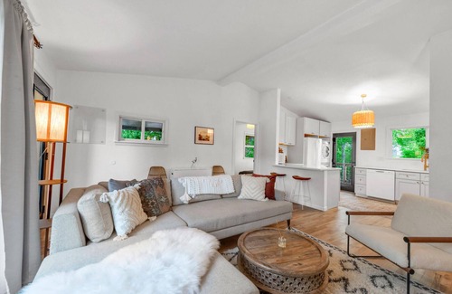 Newlands House | Your own inner Boulder home! Go to Pearl Street and hike!