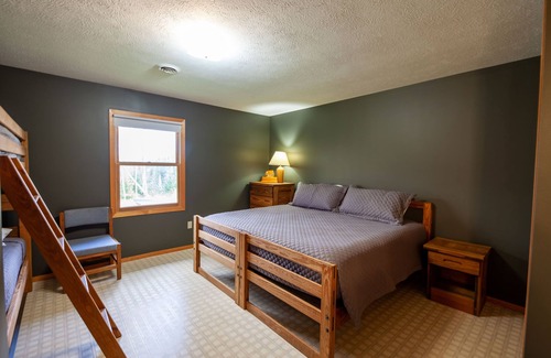 Republic Cabin | Your own private lake with lodge! Sleeps 24 people. Lots of parking.