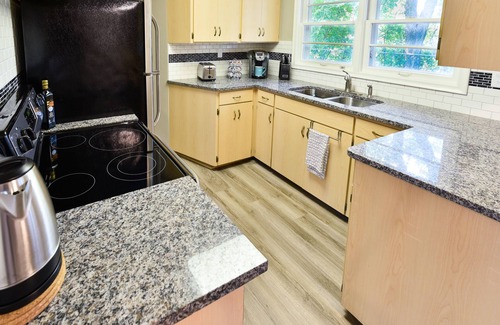 Highland House | ♥ Your Private Retro Retreat - Unbeatable Location. Mega Mall, Airport, River ♥