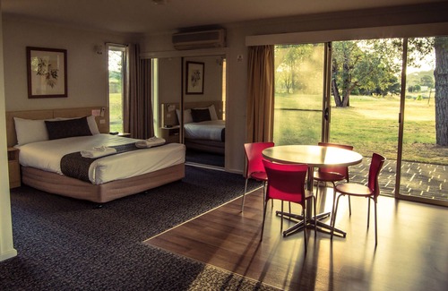 Lyneham Hotel | Yowani Country Club