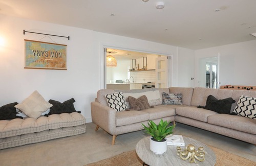 Tyn-y-Gongl House | YSGOL FAWR (BIG SCHOOL), pet friendly, with a garden in Benllech