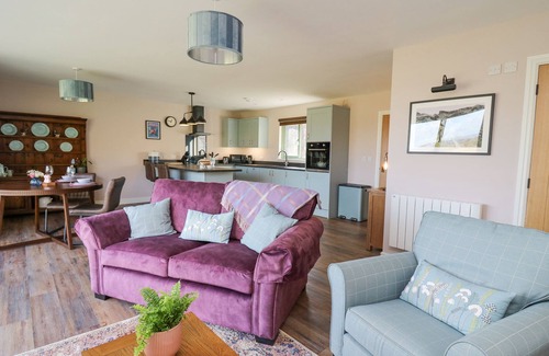 Llandrindod Wells Cottage | YSTRAD WEN, pet friendly, with hot tub in Newbridge-On-Wye