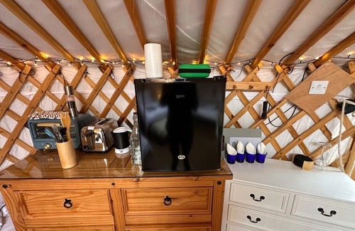 Chackmore Apartment | Yurt with fire, Skylight, Garden, + Hot Tub/Sauna