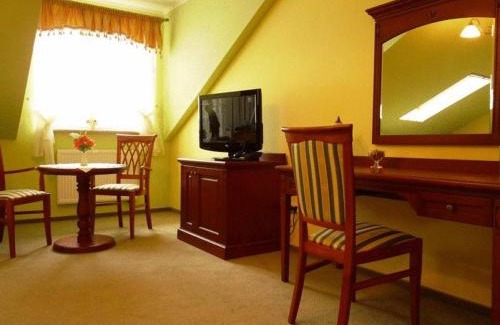 Nienadowka Hotel | Zajazd Sokół