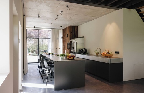 Haasdonk House | Zalige Schuur! Nieuw Sinds Zomer 2024. Bar, Biljart, Hottub en een Grote Tuin!