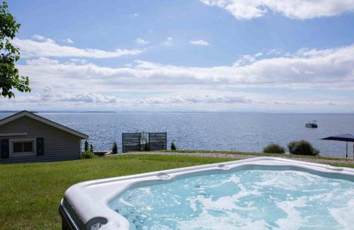 Schuyler Falls House | ZaLo Manor House Lakefront hot tub pets