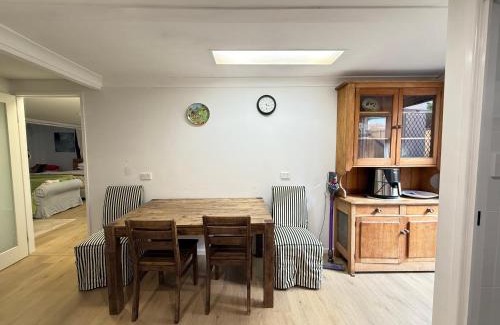 Boondall House | Zen Escape Guest House " Location 1" - Cozy Delight, Oasis Suite