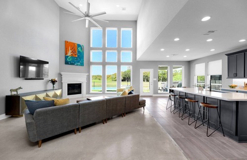Manor House | Zen Sunsets Heated Pool, Spa, Theater, Gym: 20 Mins to Downtown Austin Sleeps 8