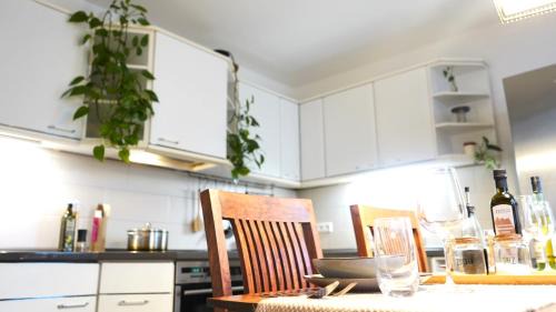 Giebichenstein House | Zentrale, gemütliche Dachgeschoss-Etage - 52qm - Altes Haus auf 2,5 Etagen exklusiv für Dich - mit 1 Schlafzimmer, Wohnzimmer und Rückzugsraum zum Verweilen - Küche, großes Bad, Netflix