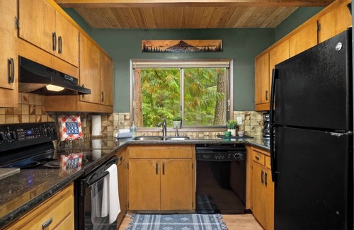 Rhododendron House | ZigZag Basecamp: Hot Tub & Forest Views