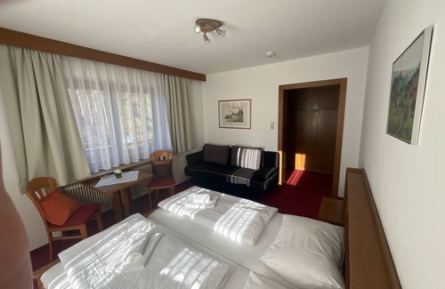 Obsteig Bed & Breakfast | Zimmer 15/3bett mit Balkon - Pension Alpina