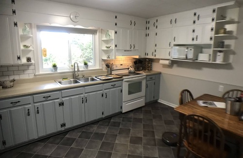 Asheboro House | Zoo House just minutes to Zoo, Pottery, walking distance to Zoo City Sportsplex
