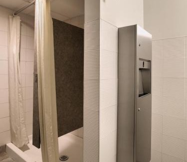 Cote-Des-Neiges—Notre-Dame-De-Grace Hotel | ZUM MTL Auberge d'été - Université de Montréal