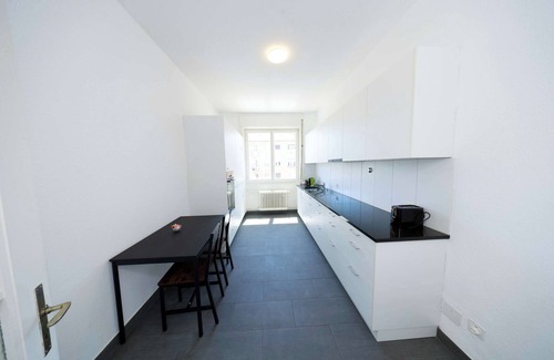 Sihlfeld Apartment | Zurich City Gem, Steps to Tram, Family & group