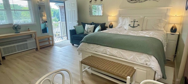 NEW! Classy Ogunquit Studio! Kitchen, Walkable to everything! In/Outdoor Pools.