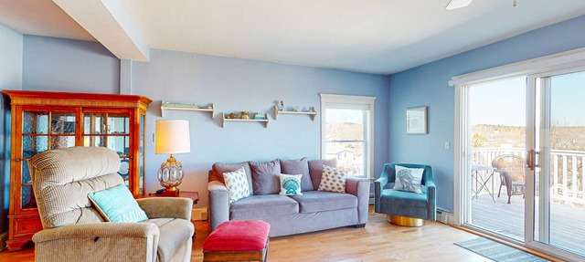 Second-floor condo with gorgeous ocean view - walk to town, beach & lighthouse