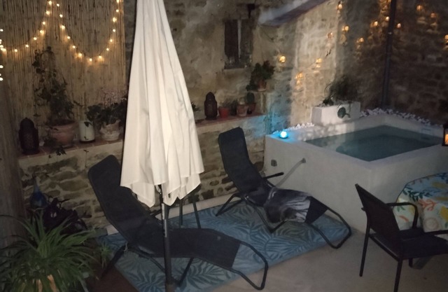 À 5 Minutes de la Rivière et du Club Canoë, Maison de Village