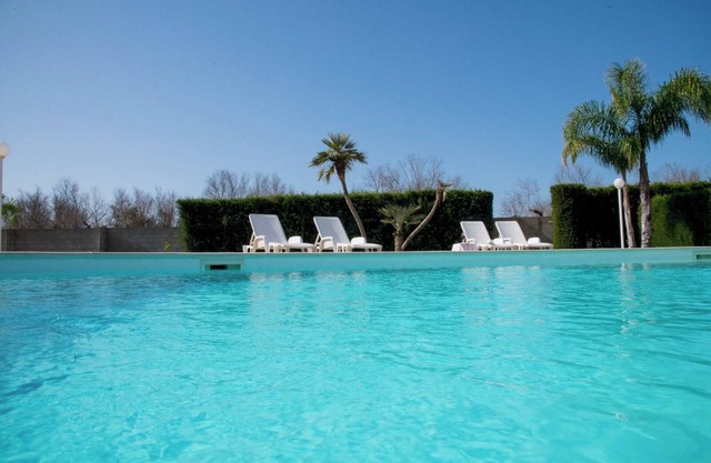 è una villa con piscina immersa nel verde, è vicina a Gallipoli, Otranto e Leuca