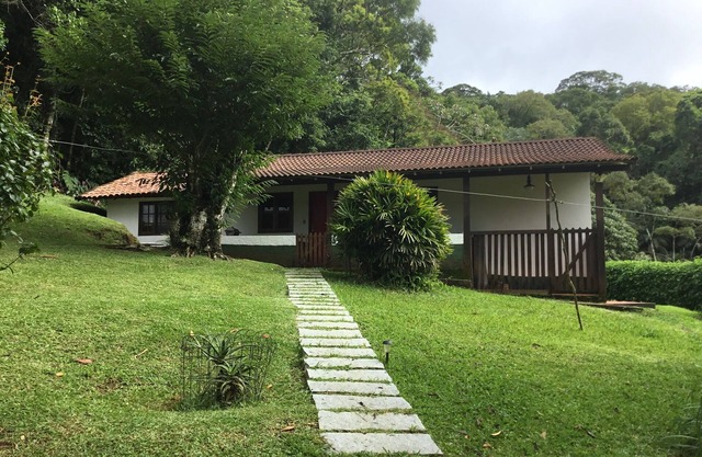 Ótima casa localizada na Mata Atlântica com piscina enorme, sauna, trilhas para caminhadas e muito mais.
