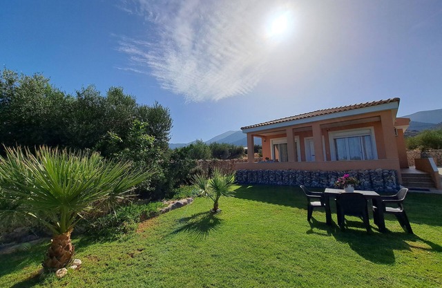 ΚΑΙΝΟΥΡΙΑ Villa Christina βρίσκεται στα Μάλια, όμορφη θέα υπέροχο ηλιοβασίλεμα.