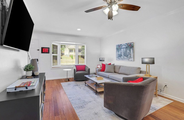 0.5 mi UGA Stadium & Campus– 2 BR 2.5 BA Athens Townhome with King, Queen + Twin
