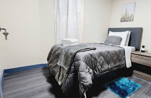 #06 Basement Room With Twin Bed + TV in Angora
