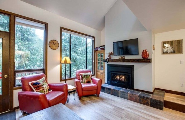 06SW - Fireplace - W/D - Kitchen - Sleeps 7 by RedAwning