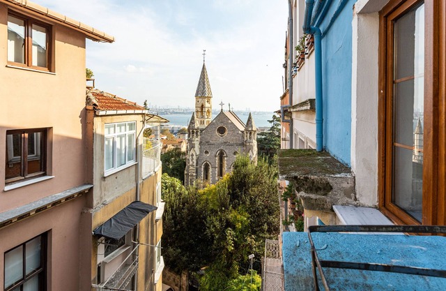 1+1 Flat with Balcony, Sea view, near metro ,Galata Tower