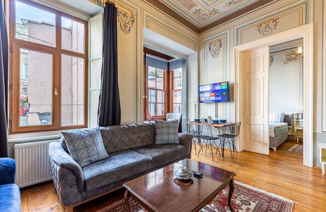 1+1 High Ceilinged Flat with bay window, Galata Tower, Metro